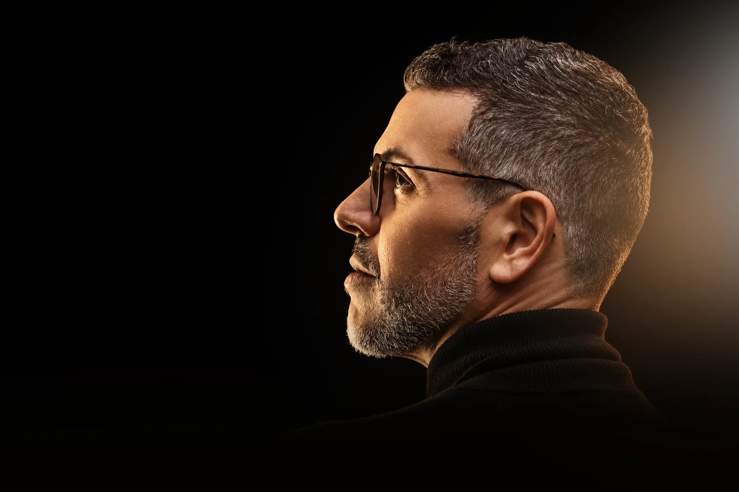 Retrato de perfil do Dr. Pierre Costa sob luz caramelo