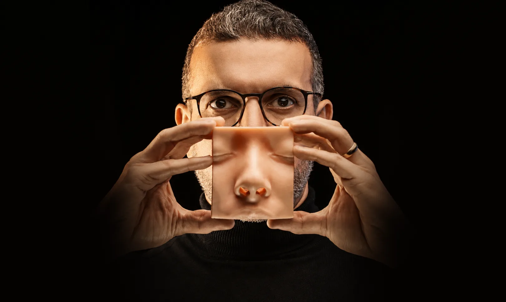 Dr. Pierre Costa segurando um modelo anatômico do nariz