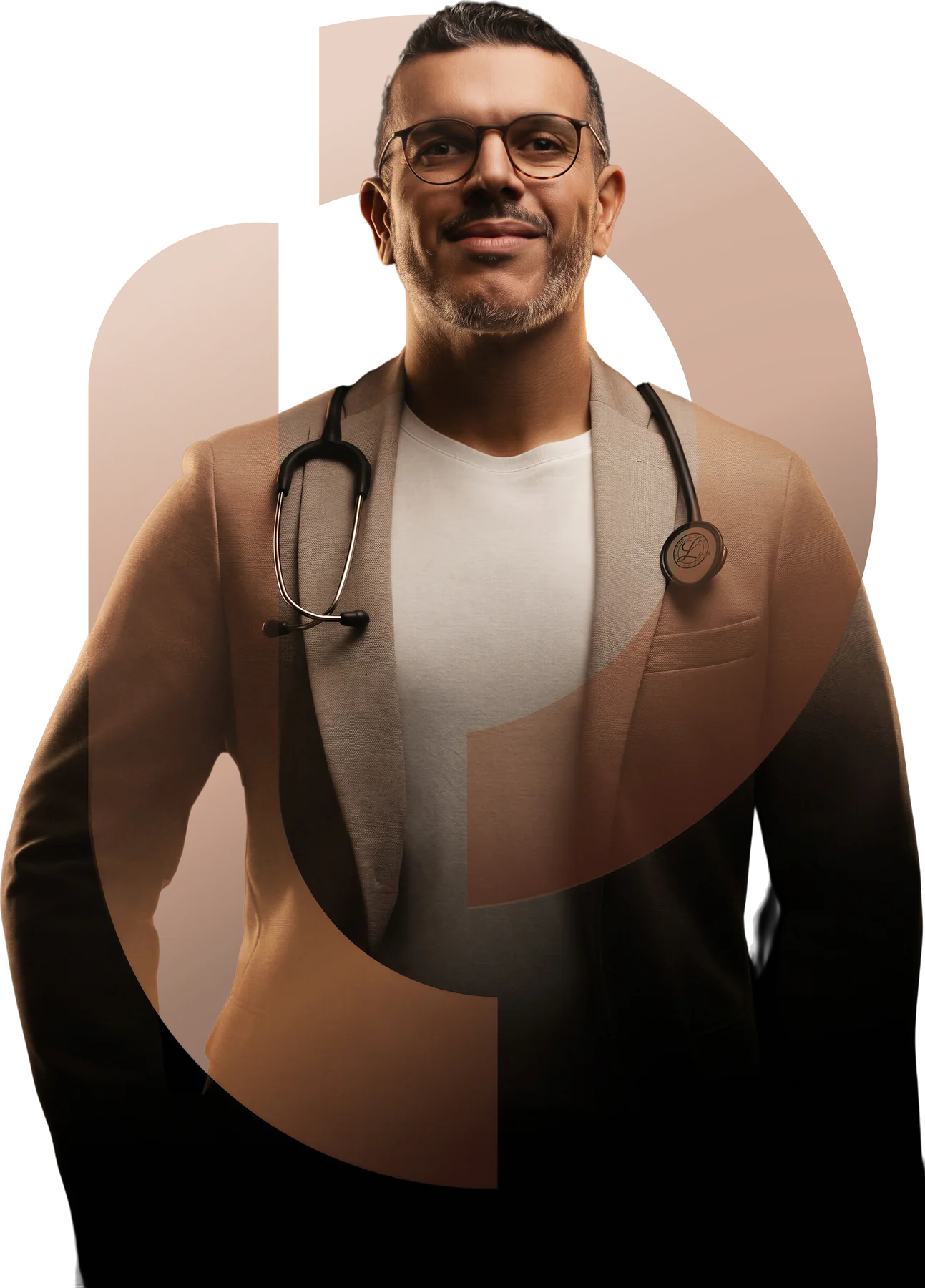Dr. Pierre Costa de blazer e estetoscópio, com o monograma P do consultório ao fundo