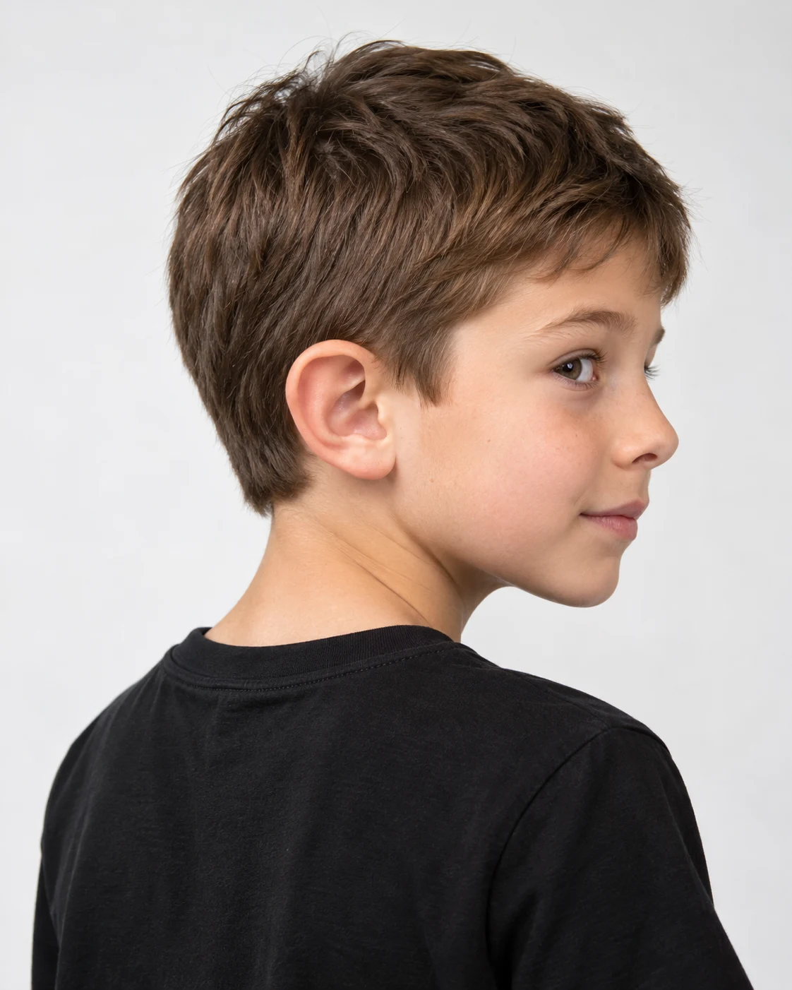 Menino de perfil, com as orelhas em destaque