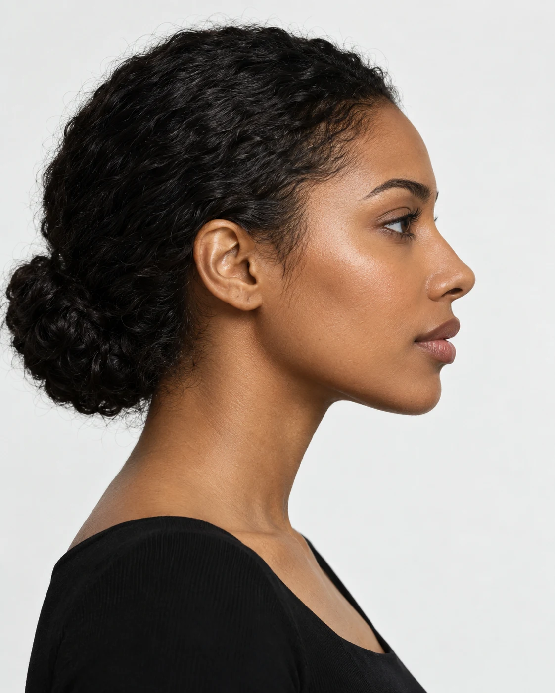 Mulher de perfil sobre fundo claro, com o contorno do nariz em destaque